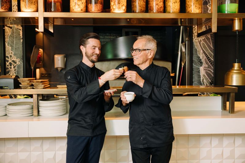 Byron és Wolfgang Puck